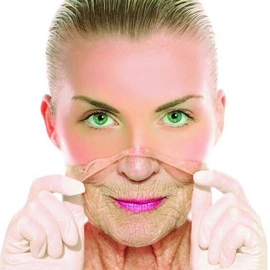 A woman in adulthood gets rid of wrinkles on her face with home treatment