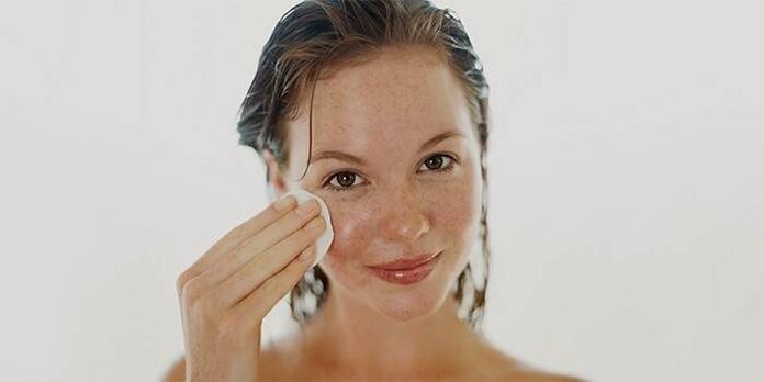 apply oil on the skin of the face for rejuvenation