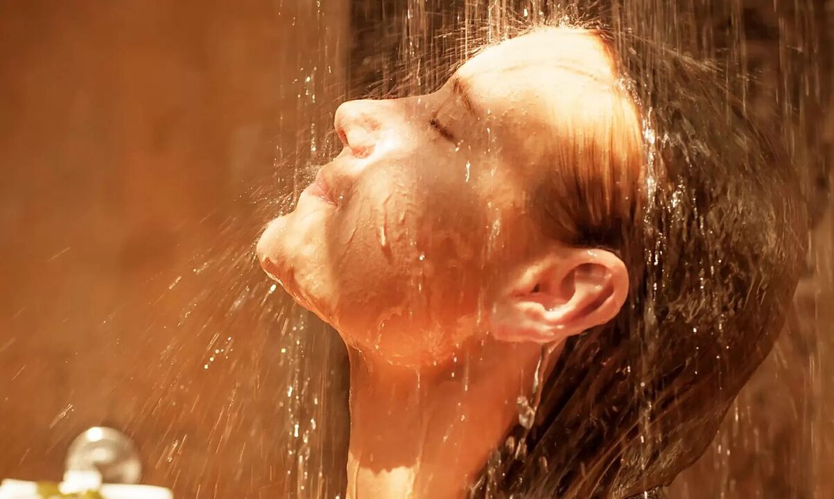 refreshes and moisturizes the face